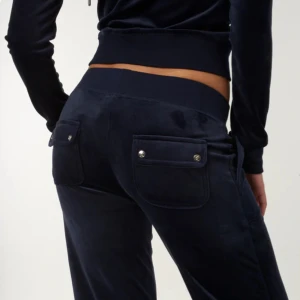 Juicy Couture byxor - Mörk blåa, köpta ifrån Kids Brand Store, nypris 899kr. 💙 Använda men i fint skick! Mjuka o sköna. Vill bli av med dom! Storlek 12-13 år vilket motsvarar XS 🫶🏼