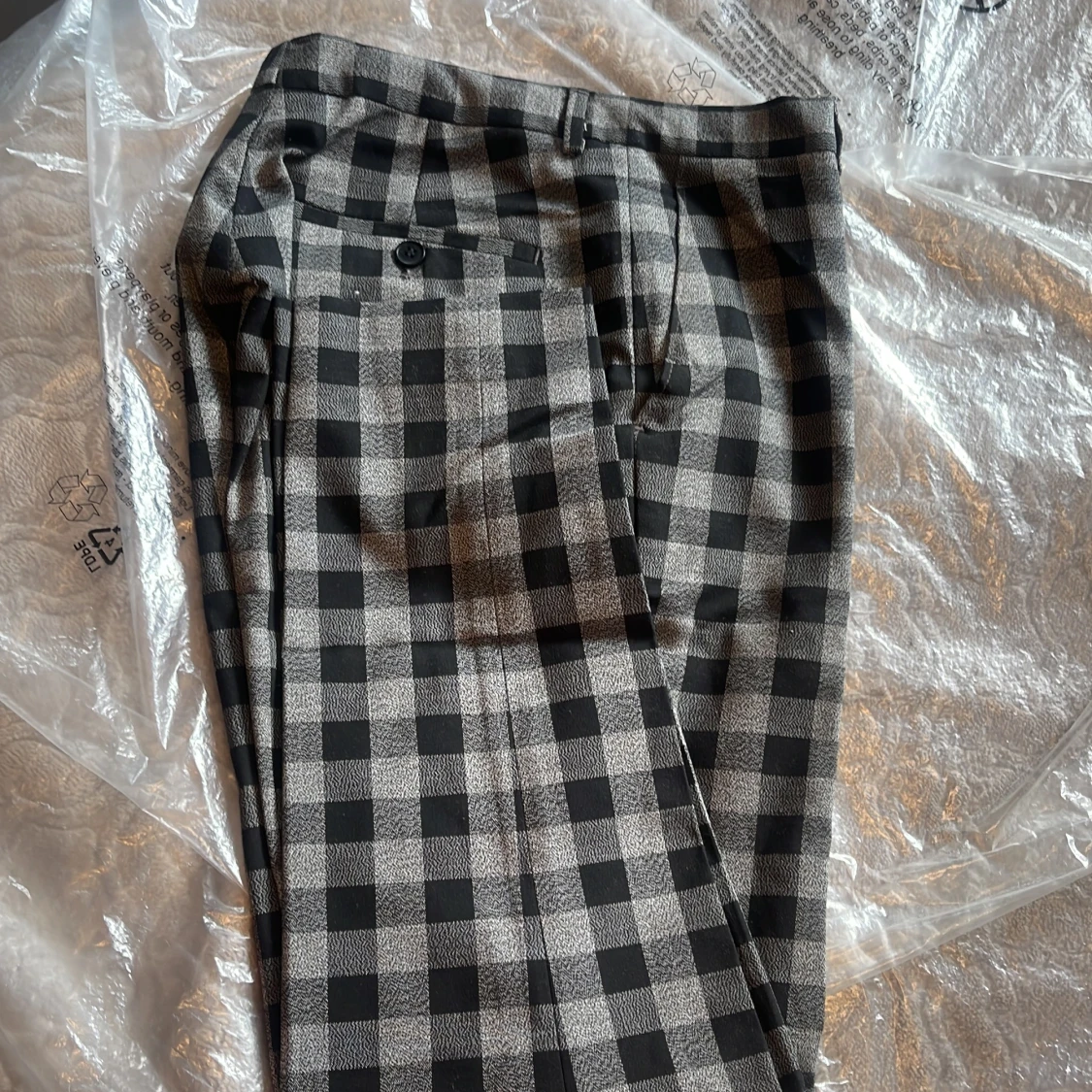 Svarta och grå rutiga kostymbyxor - 1