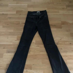 Svarta bootcut jeans från Perfect Jeans - Säljer ett par svarta jeans från Perfect Jeans i storlek 34. Modellen har klassisk femficksdesign, raka ben med lätt bootcut och normal passform. Jeansen är tillverkade i ett mjukt bomullsmaterial med stretch för extra komfort. Ganska så urtvädde som man ser på bilderna.