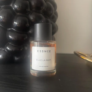 ESSNCE Elle La Nuit Eau de Parfum - Parfymflaska från ESSNCE i doften Elle La Nuit, 50 ml. Använd fåtal gånger.
