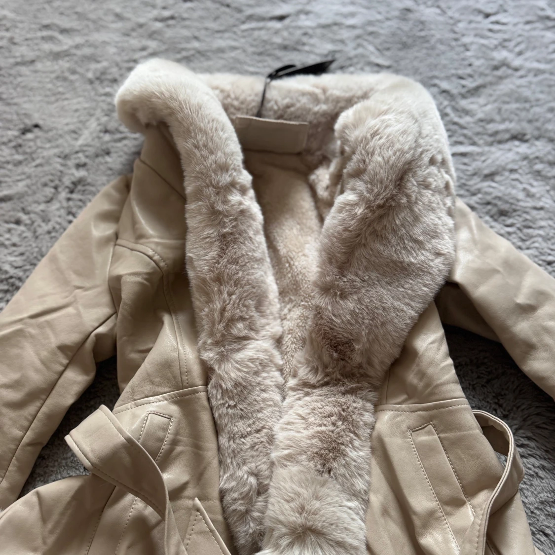 Beige pälsjacka från FLAMMode S - 1