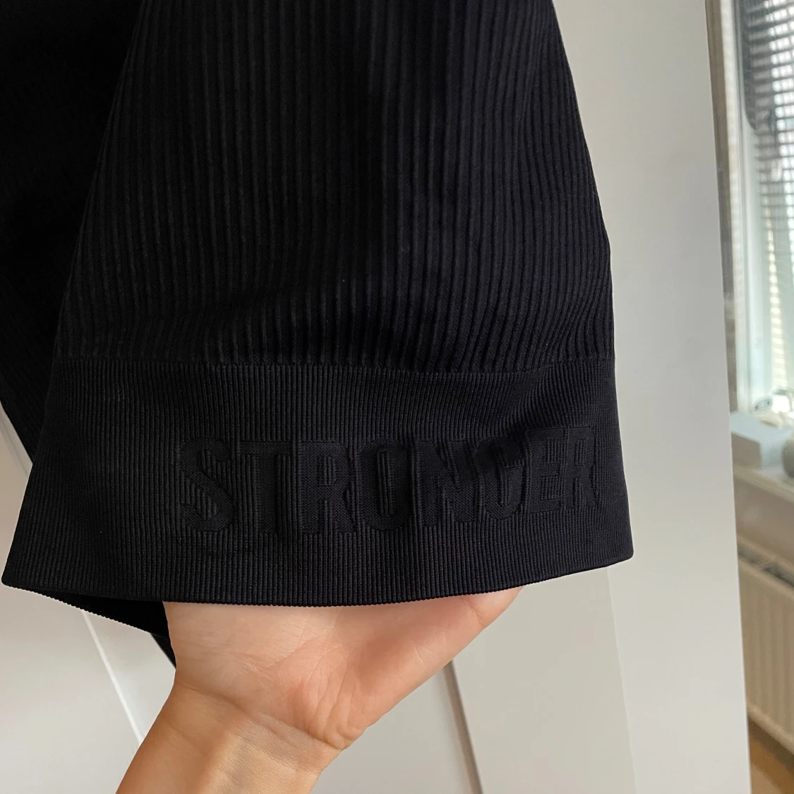 Svart ribbad tränings topp från Stronger - 1