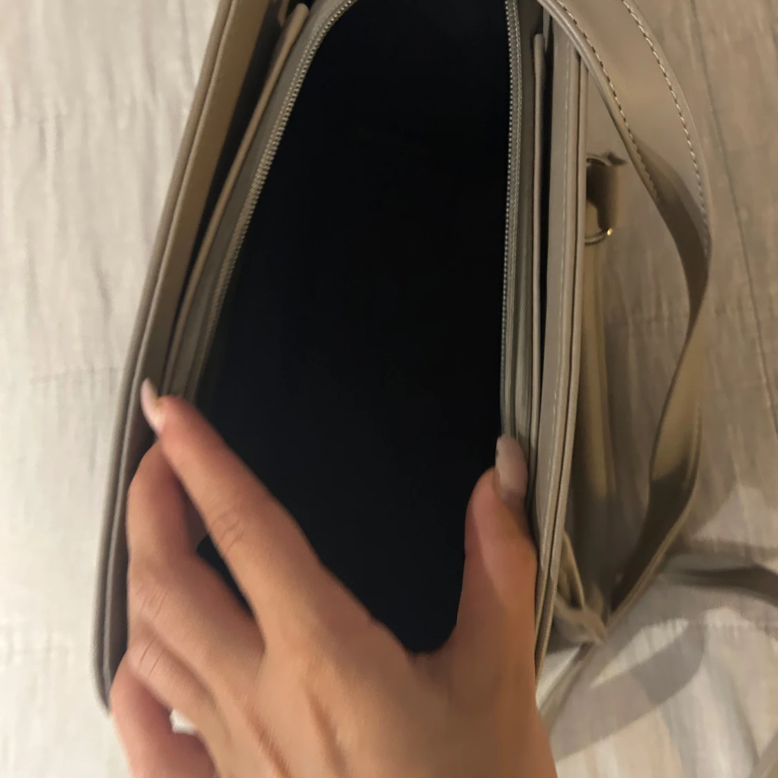 Grå handväska med gulddetaljer - 3