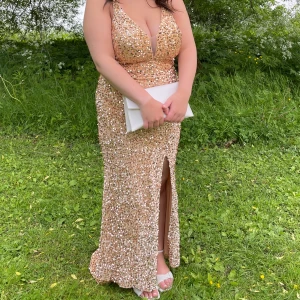 Glittrig champagnefärgad långklänning - Säljer min balklänning i storlek 38, men passar mindre storlekar också då man kan anpassa vid brösten och i ryggen ( skriv för bild på ryggen ) använd vid 2 tillfällen så är i mycket fint skick!!🥰😍 2000kr men kan tänka mig att diskutera priset🤗