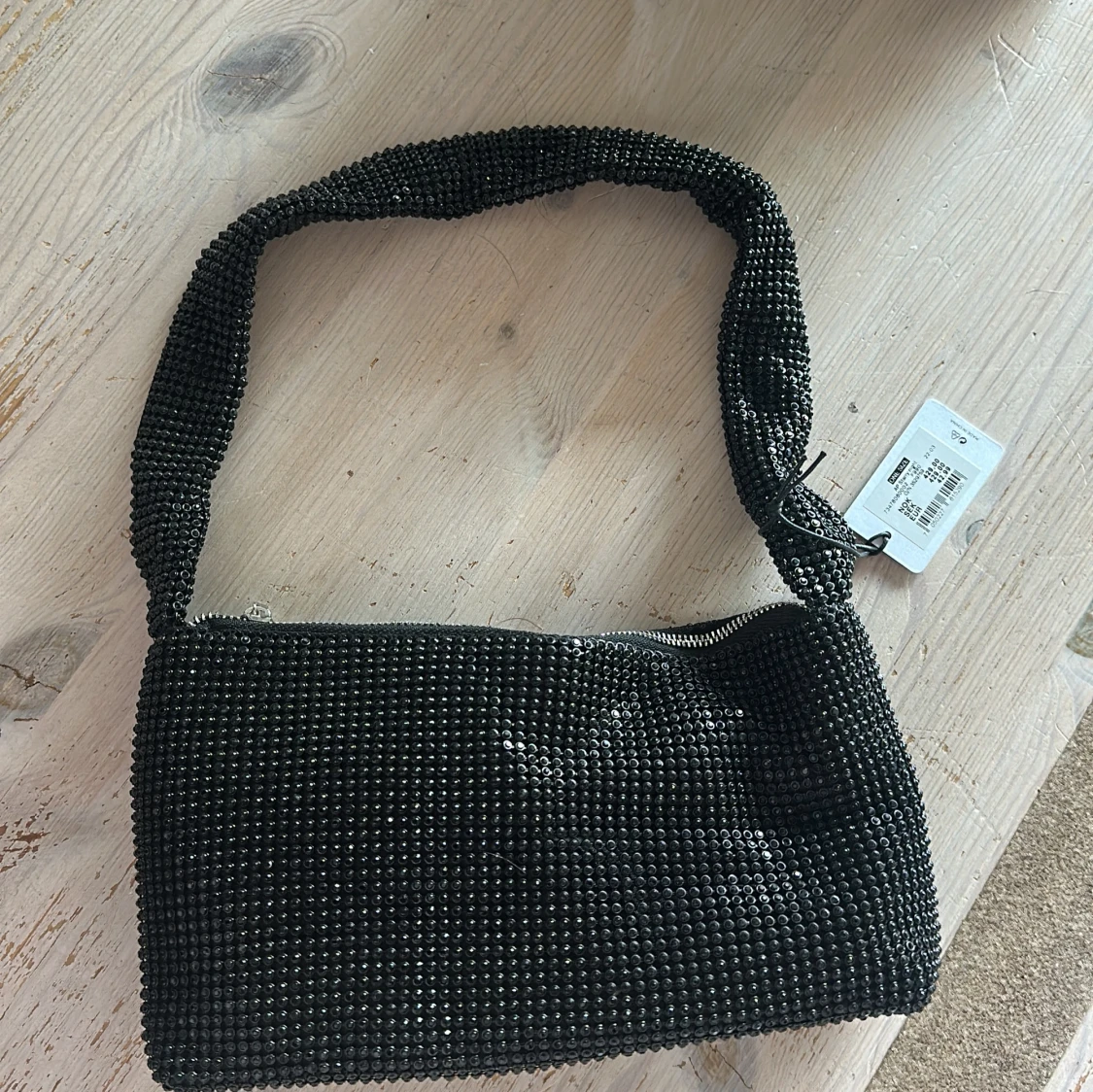 Svart glittrig axelväska från BikBok