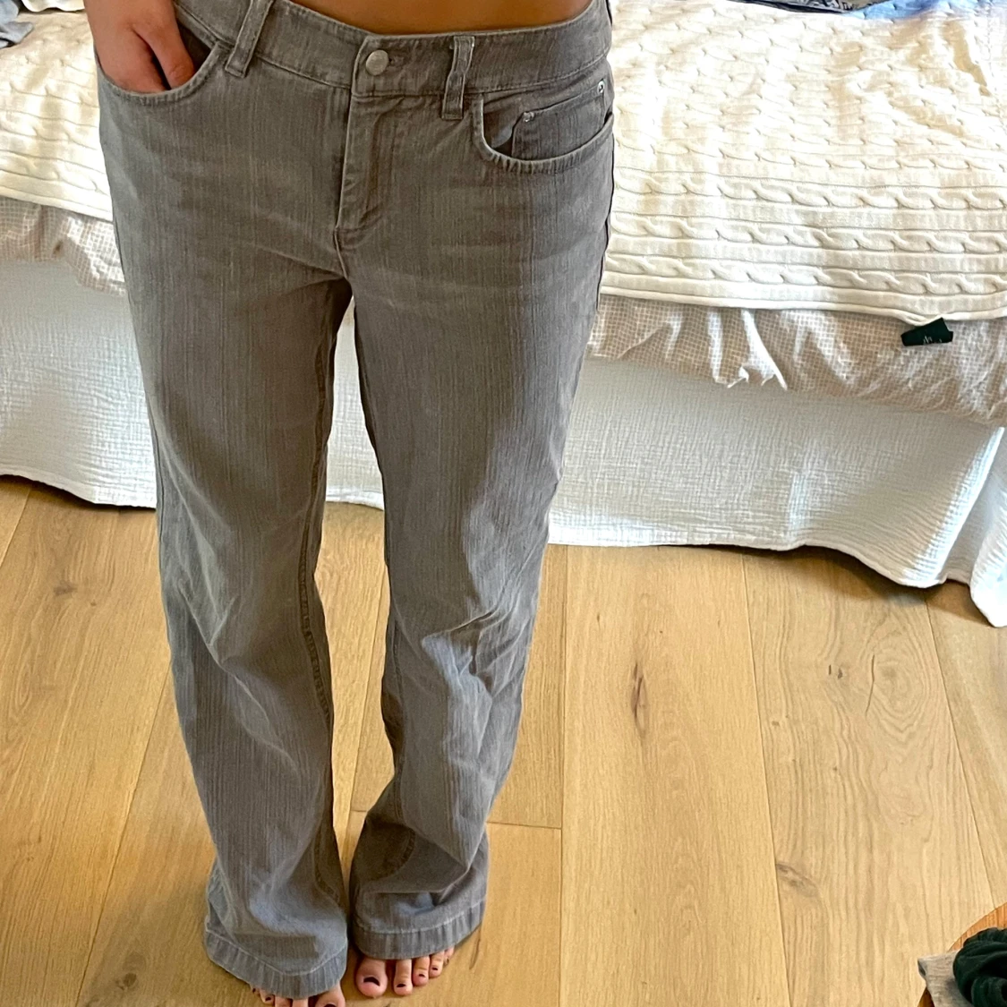 Grå lågmidjade, raka jeans - 1