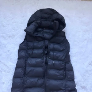 Zara väst  - Lång svart väst från Zara, den är super fin men tyvärr så är dragkedjan lite förstörd men de är ingeting som syns. 