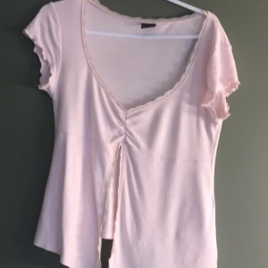 Rosa topp från Gina - Toppen är i helt nytt skick men utan prislapp. Storlek s. Inte använd många gånger. 
