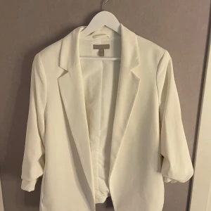 Vit kavaj med trekvartsärm från H&M - Vit basic kavaj från hm i mycket bra skick!!