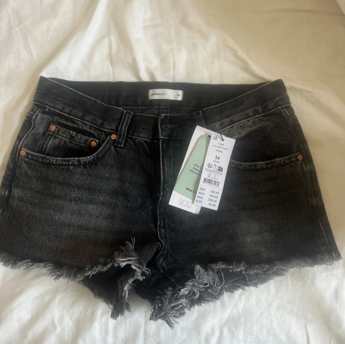 Svarta low waist jeansshorts Gina Tricot - 1