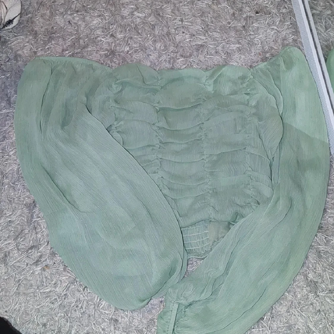 Grön croppad blus med puffärmar - 1