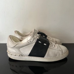 Valentino Calfskin Open - Valentino Opens Storlek 42 |                                          Skick 5,5/10 (Väldigt Använda)                             Självklart Äkta                                                        Tveka inte med att skriva vid funderingar!