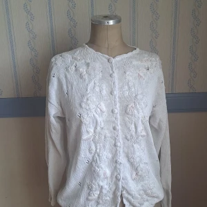 Vit kofta med blommor  - Vit kofta från Hannah med broderade blommor framtill. Skick enligt bilder. Ingen storlek men uppskattad till S-M, eventuellt L. 🩷