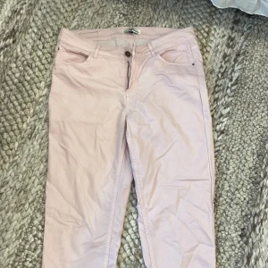 Ljusrosa jeans från Hampton Republic - Snygga ljusrosa jeans från Hampton Republic i storlek 38. Raka ben och normal passform. 