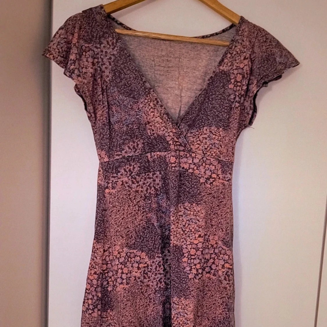 Lila blommig omlottklänning