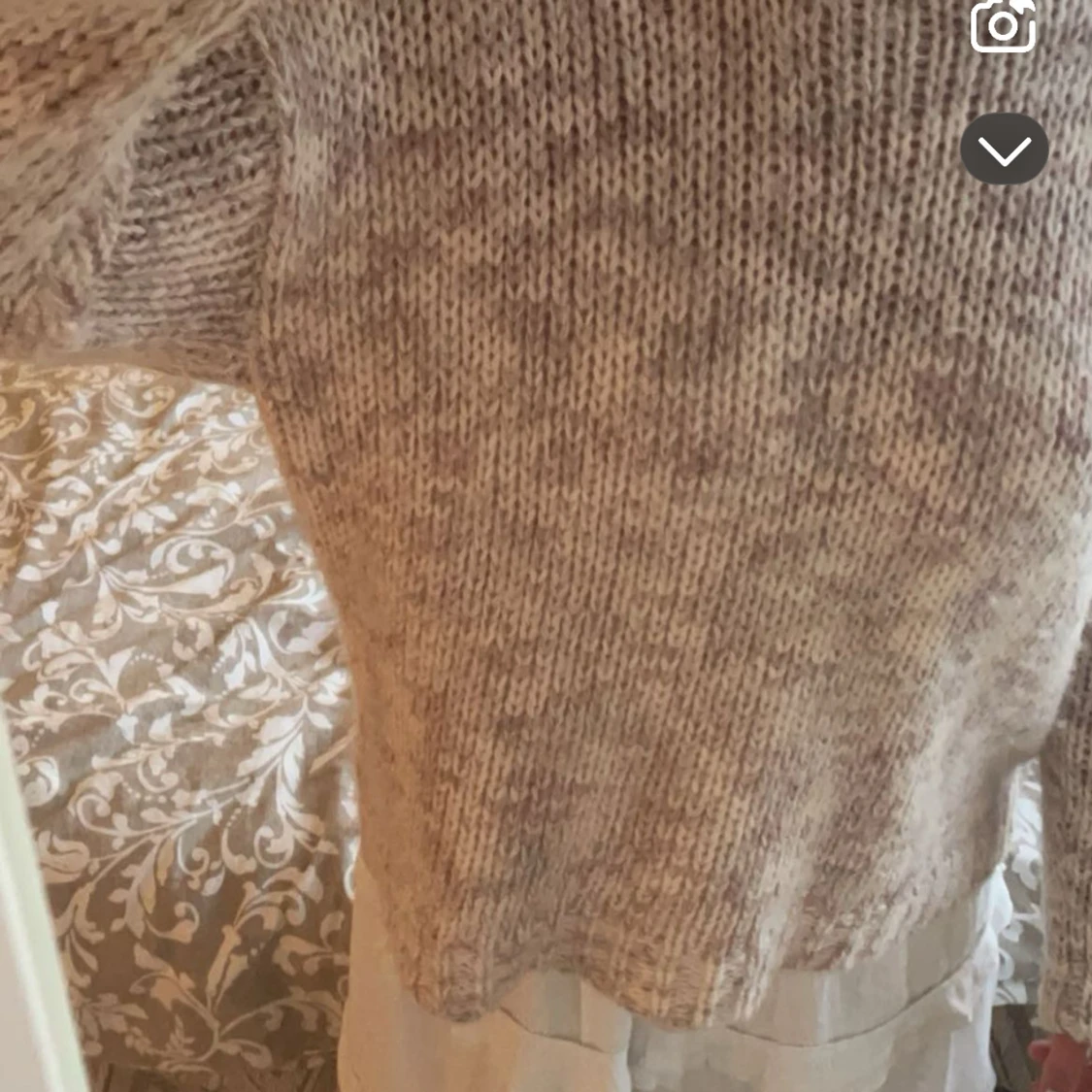 Beige stickad tröja med rosett i ryggen - 2