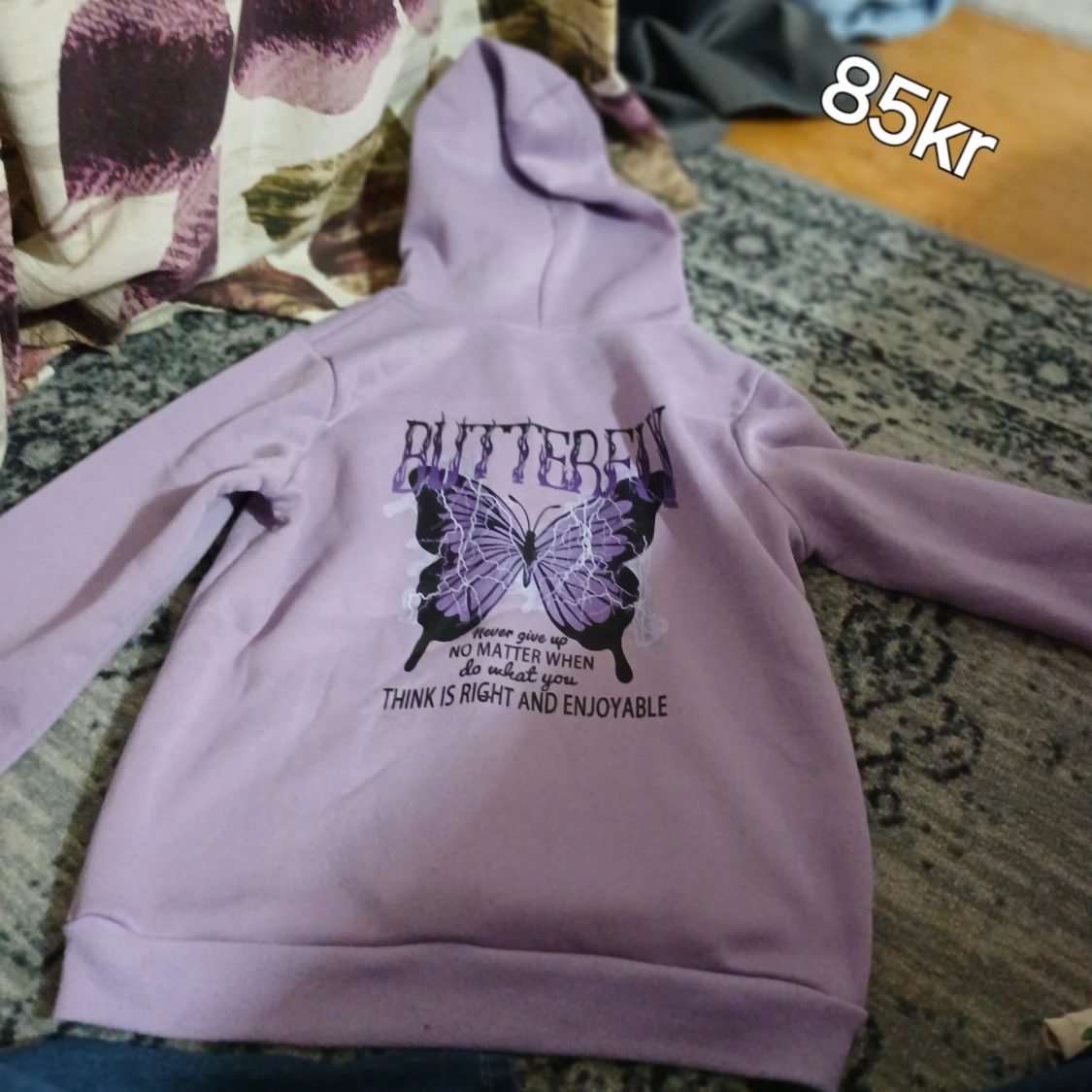 Lila hoodie med fjärilstryck - 4