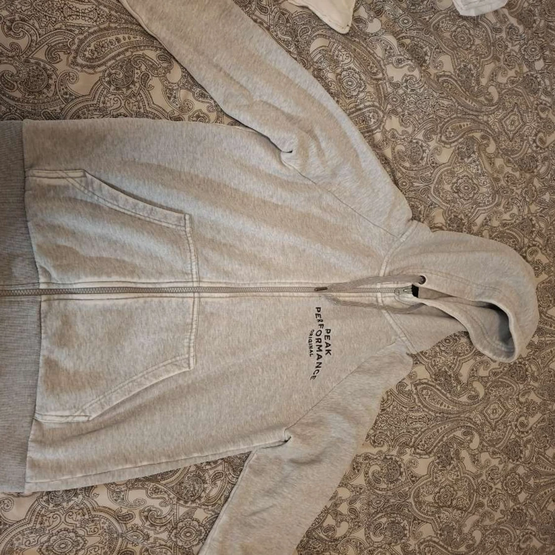 Grå hoodie från Peak Performance