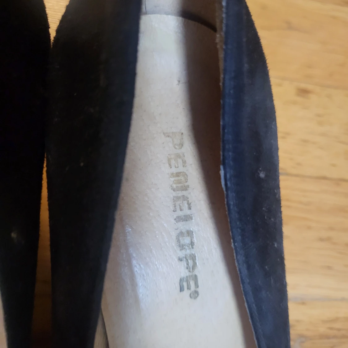 Svarta pumps från Penelope i mocka - 3