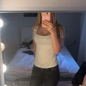 Vit topp med fyrkantig ringning - Enkel och stilren vit topp med korta ärmar och snygg fyrkantig ringning. Jätte mjuk och stretchig. Köpt på SHEIN men har klippt av lapparna. 