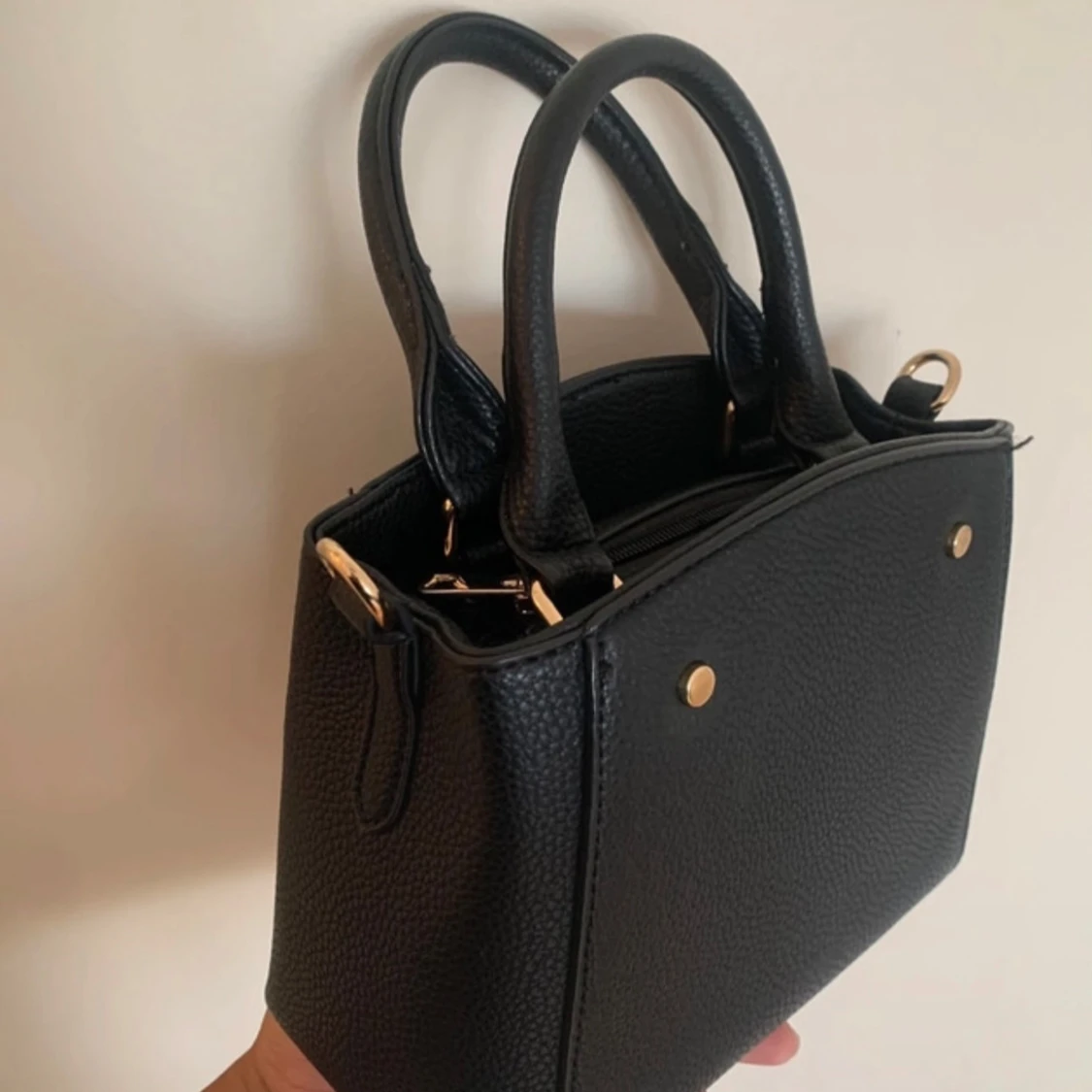 Svart handväska med gulddetaljer