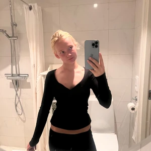 Svart ribbad långärmad topp H&M - Svart ribbad långärmad topp från H&M med snygg v-ringning. Figurnära passform och stretchigt material som sitter skönt. Perfekt till jeans eller kjol för en clean look. Enkel att matcha och passar året runt. Inköpspris 219kr