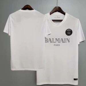 Vit Balmain Paris t-shirt - Finns i alla storlekar! Vit t-shirt från Balmain Paris med svart tryck framtill och rund halsringning. Klassisk passform och korta ärmar, perfekt för en clean och stilren look. Materialet känns mjukt och lätt mot huden. Oanvänd.