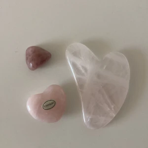 Kristaller - • Säljer 3st äkta rosenkvarts   kristaller💗                                               • 50 kr för alla tillsammans eller-          • (Bild 2) Gua Sha 40kr                             • (bild 3) 10kr                                               • (bild 4) hjärtformad 20 kr                     • kontakta mig med prisförslag eller andra frågor 💕