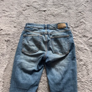Blå bootcut jeans från 157 - Snygga blå jeans från 157 med bootcut-modell och låg midjade. Köpta för några månader sen och inte använda så mycket🙂