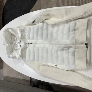 Vit Moncler pufferjacka med huva - Moncler cardigan vit oanvänd, alltså helt ny. Först till kvarn 2500kr