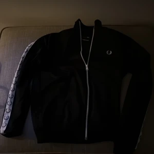 Svart Fred Perry track jacket - Knappt använd, köpte för 1600 kr i butik, skriv om ni har frågor . Pris kan diskuteras!