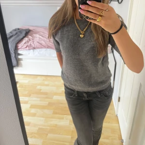 Grå stickad tröja från Zara - Mysig grå stickad tröja från Zara i storlek S. Tröjan har rund halsringning, korta ärmar och en klassisk, enkel design som är lätt att matcha. Passar perfekt när hösten närmar sig. Hör av er vid frågor💕