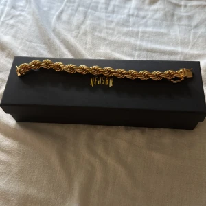 Guld platerat armband från Kejsar - Snyggt armband från Kejsar i guld riktigt fett. 10mm köpt för 1599kr säljer för 700kr bra skick använts kanske 10 gånger en liten skråmma på låset men annars riktigt fin (storlek 19.5)