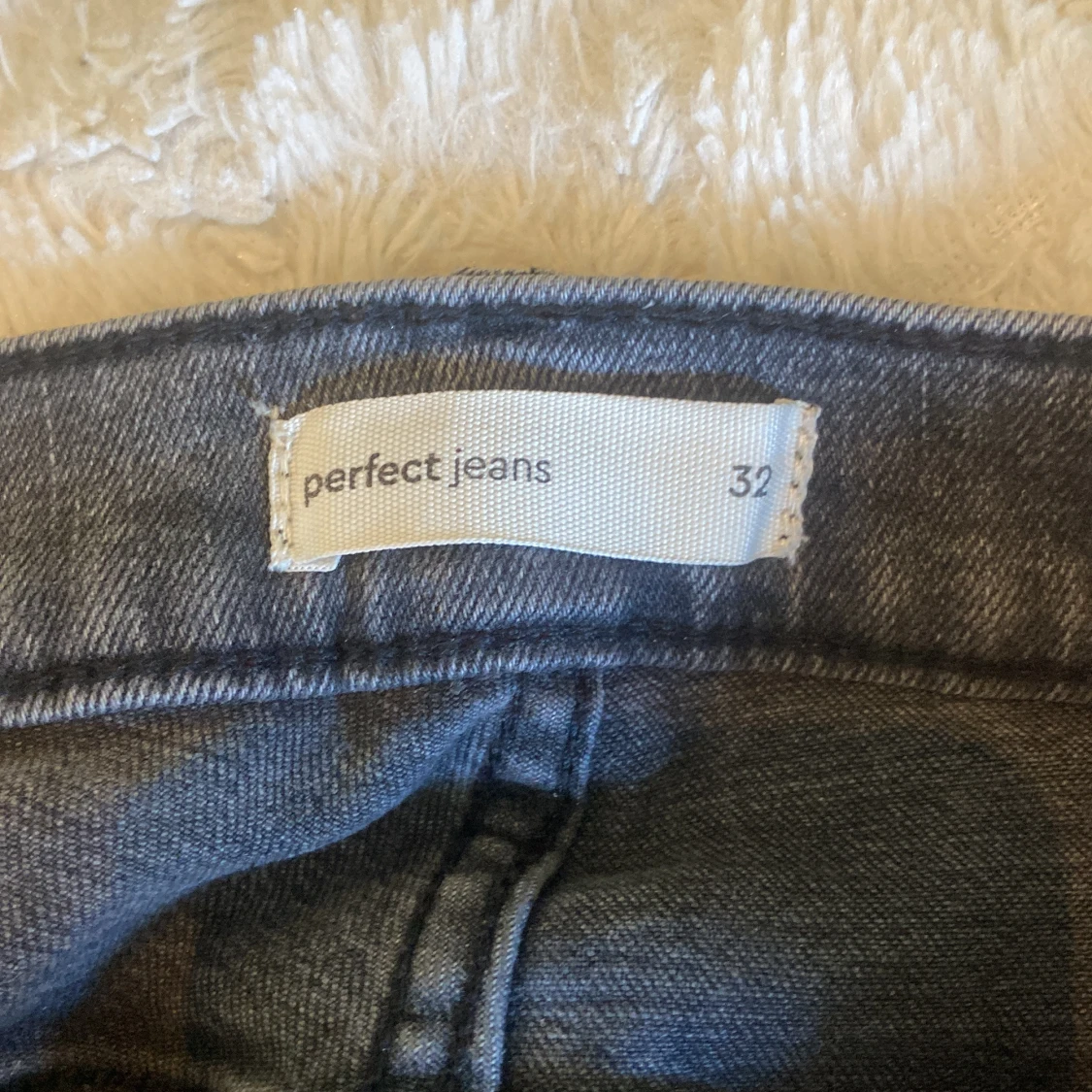 Mörkgrå bootcut jeans från Gina Tricot - 2