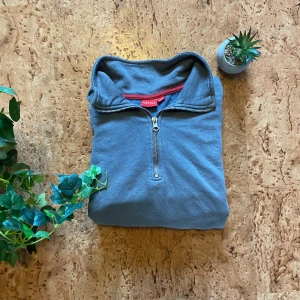 Grå half zip tröja från RYVLS - Mysig grå tröja från RYVLS med half zip-dragkedja och hög krage. Perfekt för lager-på-lager och chill dagar. Tillverkad i mjuk bomullsmix som känns skön mot huden. Enkel och stilren design som funkar till det mesta. 158/164 vilket översätts till XS