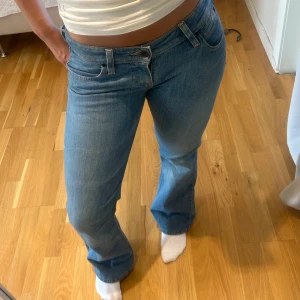 Levi's 572 Bootcut jeans  - Säljer ett par klassiska Levi's 572 Bootcut jeans i ljusblå denim. Väldigt bra skick och säljs då de är något för små för mig 🫶