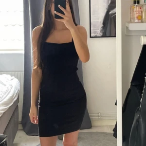 Klänning  - Ginatricot storlek S. Svart kortklänning med smala axelband. Sitter tight och har dubbla tyg vid bröstet. 