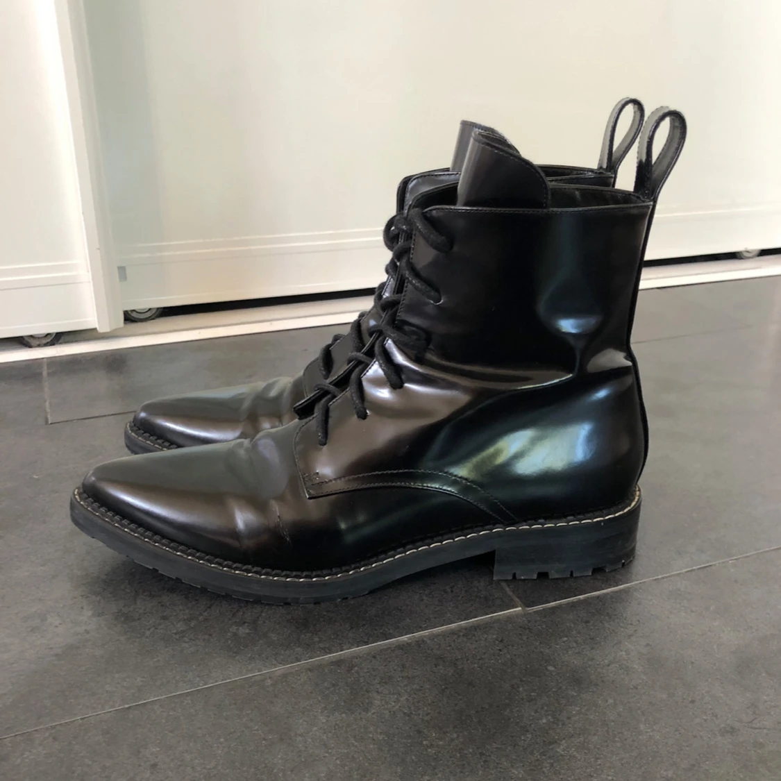 Svarta spetsiga snörade boots i skinn - 2