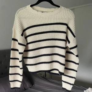 Stickad tröja  - Säljer min randiga stickade tröja från JDY, i storlek M. Den är använd endast en gång och är i mycket bra skick