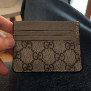 Gucci korthållare - Gucci korthållare säljes. Använts i ca 1 månad nu o är sjukt imponerad över hur bra den är. Den här är verkligen en komplimang magnet. Säljer pga att jag är sugen på en annan. Såklart äkta!