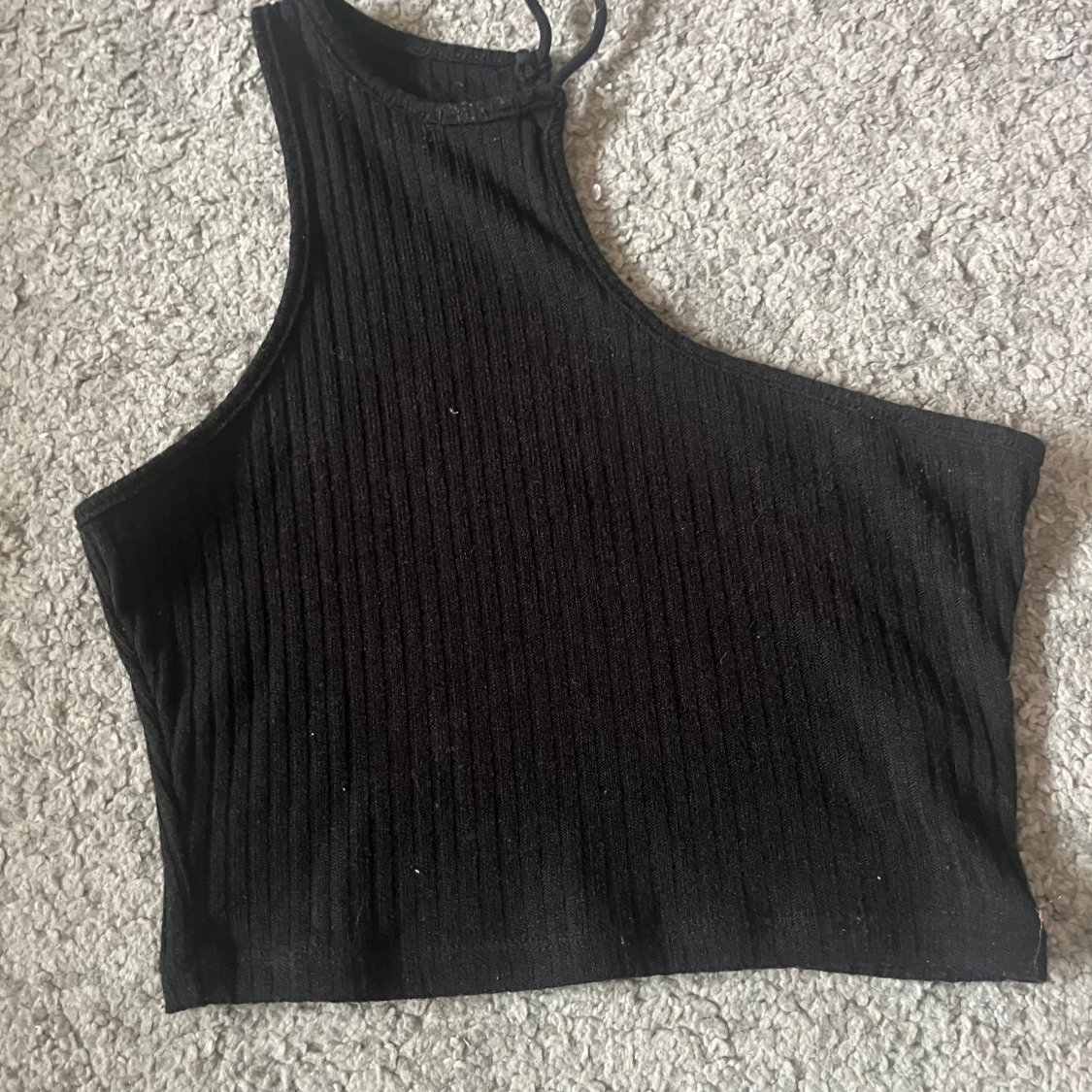 Svart ribbad oneshoulder topp