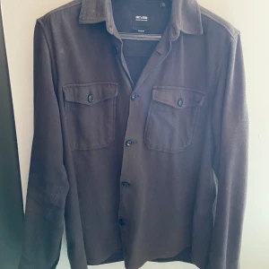 Mörkblå overshirt från Only & Sons - Snygg mörkblå overshirt från Only & Sons med klassisk krage, två bröstfickor med knappar och långa ärmar. Perfekt lager-på-lager-plagg med en clean look och knäppning framtill. Tillverkad i mjukt material som känns skönt mot huden.