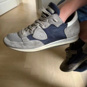 Phillips model trainers - Säljer dessa tvär snygga Phillipe model trainers i strl 41 i bra skick. Skick 7/10. Nypris 3700kr Mitt pris 799kr!!! Vid minsta fundering är det bara att kontakta 🙏