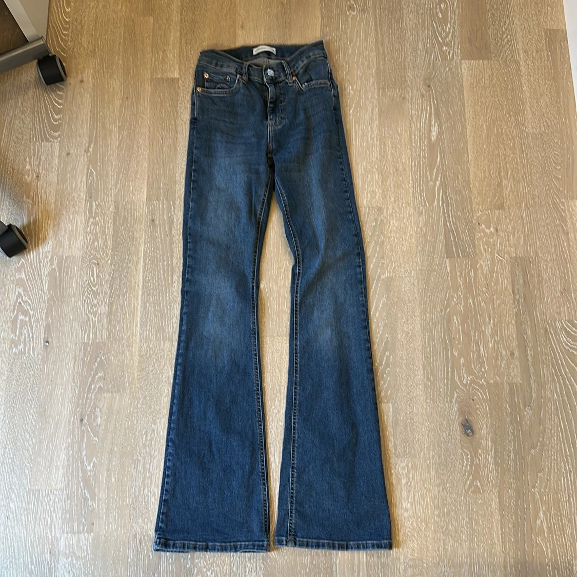 Blå bootcut jeans från Gina Tricot