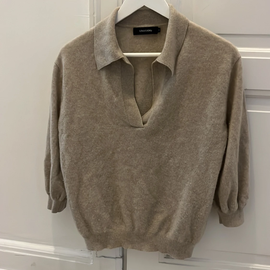 Beige kashmirtröja från Lisa Yang