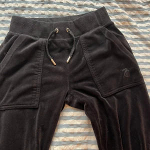 Svarta velourbyxor Juicy Couture - Svarta mjukisbyxor från Juicy Couture i mjuk velour. Storlek xxs.