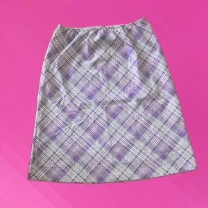 Onyx lila vintage midikjol - Supersöt lila och ljusblå midikjol från Onyx. Passar till allt!😈Jättesöt passform