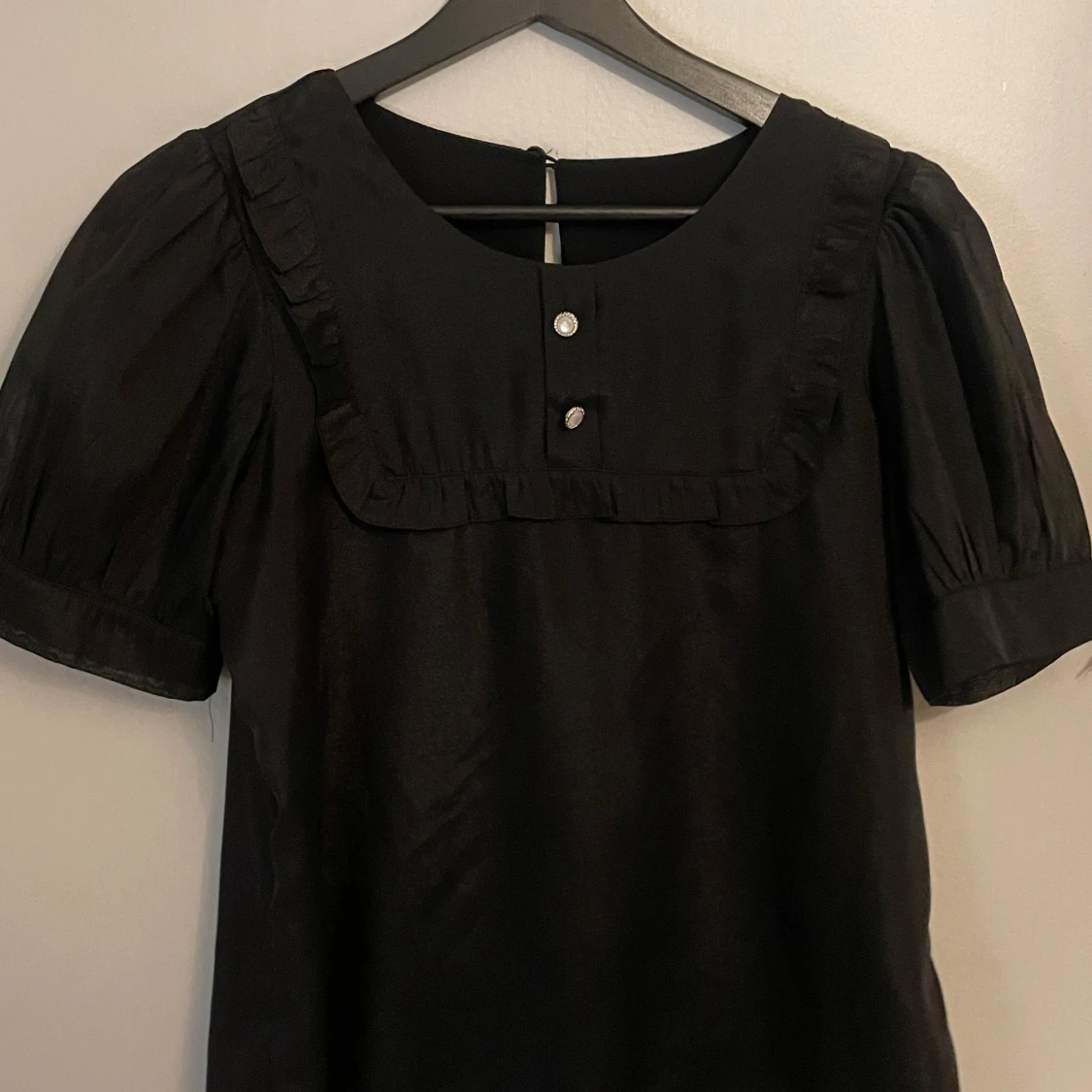 Svart kort puffärmad tröja