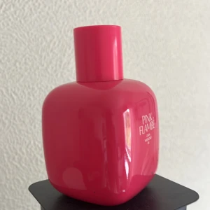 Zara Pink Flambé Eau de Toilette - Parfymen Pink Flambé från Zara. Doften är en eau de toilette. Mycket kvar!