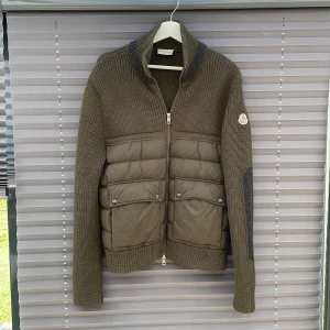 Moncler cardigan - Moncler Cardigan i 10/10 skick // Storlek M  // Mörkgrön // perfekt till de flesta olika kläder beroende på hur man vill matcha de // bara ta och skriva och höra av sig i dm vid frågor och funderingar eller om man vill ha bilder på något speciellt! ♦️Kom gärna med bud ♦️